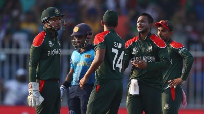 জোড়া আঘাতে ম্যাচের মোমেন্টাম পাল্টে দিয়েছিলেন সাকিব।