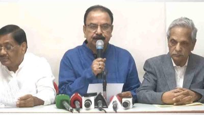 সংবাদ সম্মেলনে বক্তব্য রাখছেন গয়েশ্বর চন্দ্র রায়