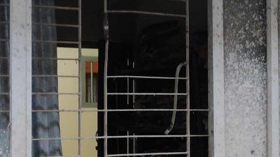 এই জানালা ভেঙে পালিয়েছেন ওই আসামি