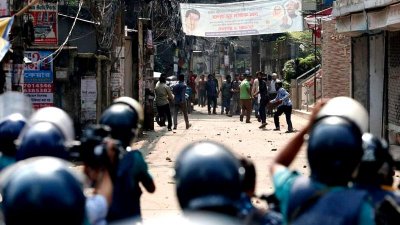 বিএনপি নেতাকর্মীদের সঙ্গে পুলিশের ধাওয়া-পাল্টা ধাওয়া (ছবি: সাজ্জাদ হোসেন)