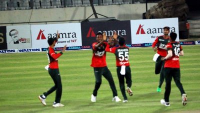 শরিফুলের জোড়া আঘাত