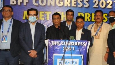 বার্ষিক সাধারণ সভা শেষে সংবাদমাধ্যমে কথা বলছেন বাফুফে সভাপতি কাজী সালাউদ্দিন। তার পাশে (ডানে) সহ-সভাপতি কাজী নাবিল আহমেদ ও (বাঁয়ে) সিনিয়র সহ-সভাপতি সালাম মুর্শেদী