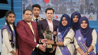 বিজয়ী বিতার্কিকদের হাতে পুরষ্কার তুলে দেওয়া হয়