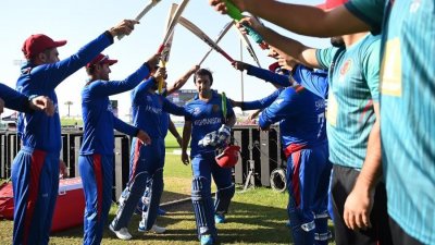 সাজঘরে ফেরার পথে আসগরকে গার্ড অব অনার দেয় আফগানিস্তানও।