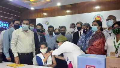 শিক্ষার্থীদের টিকাদান কার্যক্রম (ফাইল ছবি)
