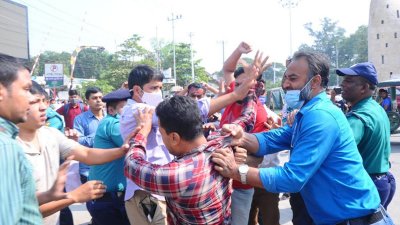 রাজশাহীতে সাংবাদিকদের ওপর হামলার ঘটনায় ৩৪ জনের বিরুদ্ধে মামলা