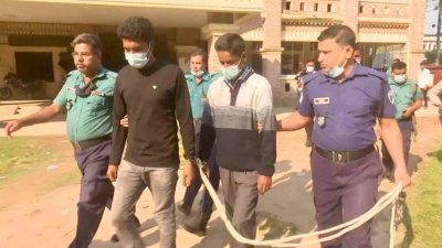 দণ্ডপ্রাপ্ত দুই ব্যক্তিকে কারাগারে নিয়ে যাচ্ছে পুলিশ