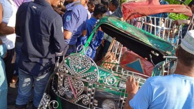 দুর্ঘটনাকবলিত সিএনজিচালিত অটোরিকশা