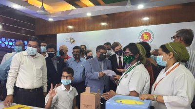 আইডিয়াল স্কুল অ্যান্ড কলেজে শিক্ষার্থীদের টিকাদান
