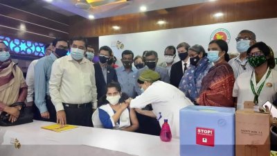টিকা নিচ্ছেন এক শিক্ষার্থী