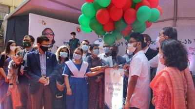 আইডিয়াল স্কুল অ্যান্ড কলেজে টিকাদান কার্যক্রমের উদ্বোধন করেন স্বাস্থ্যমন্ত্রী জাহিদ মালেক