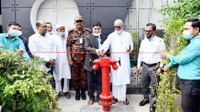 খুলনা সিটি করপোরেশনের মেয়র তালুকদার আব্দুল খালেক  দেশের প্রথম ফায়ার হাইড্রেন্ট উদ্বোধন করেন
