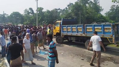 অটোরিকশায় বাসের ধাক্কায় স্বামী-স্ত্রীসহ তিন জন নিহত হন