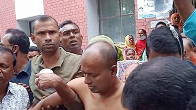 আহত একজনকে উদ্ধার করে হাসপাতালে নেওয়া হচ্ছে