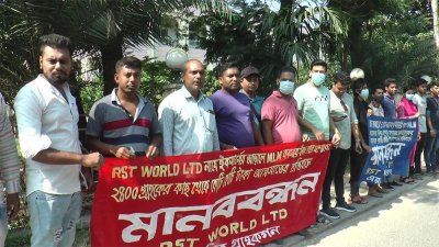 যশোর প্রেস ক্লাবে সংবাদ সম্মেলন শেষে মানববন্ধন করেন ভুক্তভোগীরা