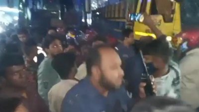 দুর্ঘটনার পর উত্তেজিত জনতা ট্রাকটি আটক করে ভাঙচুর করে