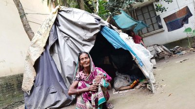 ঝুপড়ি ঘরে রাহানা বেগমের বসবাস