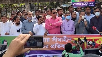 মানববন্ধনে বক্তব্য রাখছেন আমীর খসরু মাহমুদ চৌধুরী