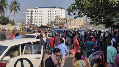 গাবতলী থেকে আরিচার দিকে যাচ্ছেন যাত্রীরা