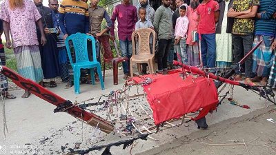দুর্বৃত্তদের দেওয়া আগুনে পুড়ে যাওয়া নৌকা