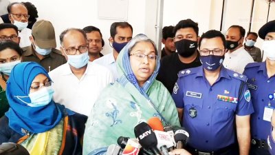 চাঁদপুরে সাংবাদিকদের সঙ্গে কথা বলছেন শিক্ষামন্ত্রী দীপু মনি