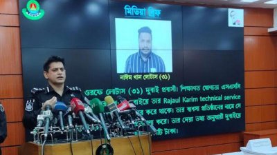 ব্রিফ করছেন র‌্যাব-৩ এর অধিনায়ক লেফটেন্যান্ট কর্নেল রাকিব হোসেন