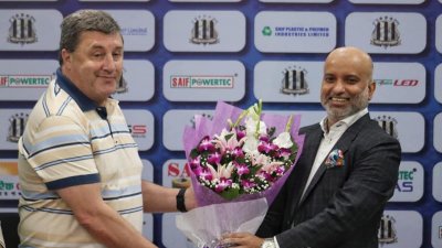 সাইফের কোচ হয়ে বাংলাদেশে এসেছেন আন্দ্রেস ক্রুসিয়ানি (বাঁয়ে)