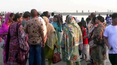 কক্সবাজারে দুর্ভোগে পড়া পর্যটকরা