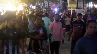 শুক্রবার রাত থেকে বাস কাউন্টারে ছিল পর্যটকদের ভিড়