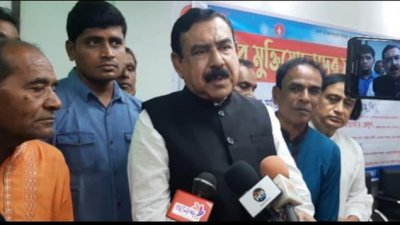 সাংবাদিকদের সঙ্গে কথা বলছেন শাজাহান খান