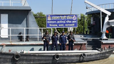 মোংলা বন্দরের পশুর নদীর কানাইনগর এলাকা থেকে একদিনের ব্যবধানে ২৭ লাখ টাকার চোরাই মালামাল জব্দ করেছে কোস্টগার্ড