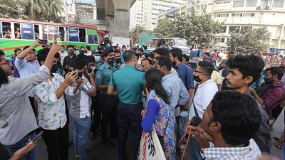 শাহবাগে আন্দোলনকারীদের সঙ্গে কথা বলছে পুলিশ