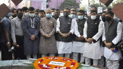 শহীদ নূর হোসেনের প্রতি আওয়ামী লীগ নেতাদের শ্রদ্ধা নিবেদন (ছবি: নাসিরুল ইসলাম)