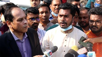 সাংবাদিকদের সঙ্গে কথা বলছেন নুরুল হক নুর