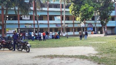 নাটোরের সিংড়ায় গোল-ই-আফরোজ সরকারি কলেজে ছাত্রলীগের দুই পক্ষের সংঘর্ষ