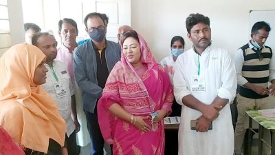 একডজন নেতাকর্মী নিয়ে ভোটকেন্দ্রে এমপি মমতাজ
