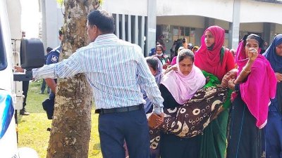 টাঙ্গাইলের সখীপুরে ভোট দিতে এসে ৩ ঘণ্টা লাইনে দাঁড়িয়ে ছিলেন রহিমা বেগম, পরে অজ্ঞান হয়ে পড়লে উদ্ধার করে চিকিৎসা দেওয়া হয়