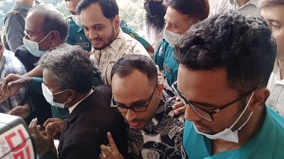 রায়ে খালাস পেয়ে এজলাস থেকে বেরিয়ে যাওয়ার পথে আসামিরা