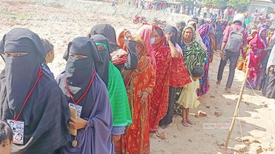 সিংগাইরে নারী ভোটারদের বেশি উপস্থিতি দেখা গেছে