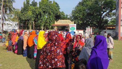 সাতক্ষীরার বৈকারী ইউনিয়নের খলিলনগর কেন্দ্রে লাইনে দাঁড়িয়ে আছেন ভোটাররা