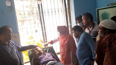 শরীয়তপুর সদর উপজেলায় প্রকাশ্যে নৌকা প্রতীকে সিল মারার দৃশ্য ভিডিও করায় দুই সাংবাদিককে মারধরের ঘটনা ঘটেছে