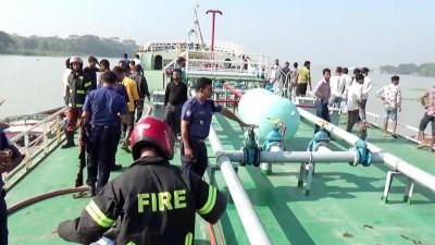ঝালকাঠির সুগন্ধা নদীতে তেলবাহী জাহাজে বিস্ফোরণ