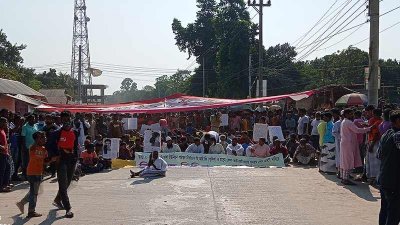 সড়ক অবরোধ করেন পাঁচ প্রার্থী ও তাদের সমর্থকরা
