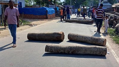 সড়ক অবরোধ করেছেন বিক্ষুব্ধ জনতা