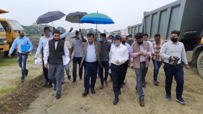 আখাউড়া-আগরতলা রেলপথের নির্মাণকাজ পরিদর্শন করেন বাস্তবায়নকারী সংস্থার কর্মকর্তারা
