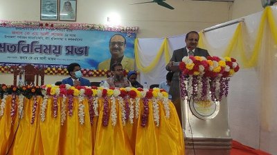 বক্তব্য দিচ্ছেন জনপ্রশাসন মন্ত্রণালয়ের সিনিয়র সচিব কেএম আলী আজম