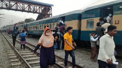 ঢাকামুখী ট্রেনে বেড়েছে যাত্রীর চাপ