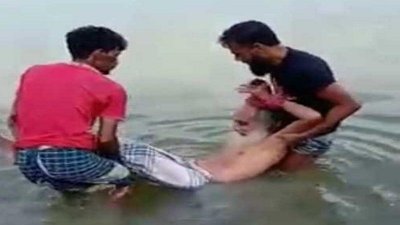 নদীতে রেখে আসা হচ্ছে ওই বৃদ্ধকে