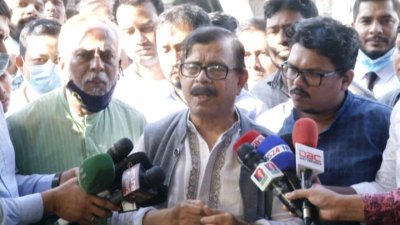 সাংবাদিকদের সঙ্গে কথা বলছেন মাহমুদুর রহমান মান্না