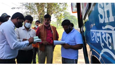 কয়েকটি গণপরিবহনকে জরিমানা করা হয়